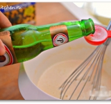 В тесто добавляем пиво, кто его не любит, может пункт опустить, хотя эффект уже будет не тот. Пиво придает ароматный дрожжевой запах и еле заметный привкус. Детям такие блины тоже можно давать, так как алкоголь выпаривается при жарке. Даем тесту отстояться 20 минут.	