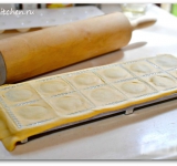 Накрываем форму второй половиной тесто и медленно прижимаем ее рукой, а затем прокатываем скалкой.