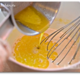 Теперь добавляем топленое сливочное масло и вновь перемешивает тесто.	