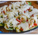 Блюдо посыпаем сыром и помещаем форму в предварительно разогретую духовку на 10-15 минут.	