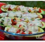 Блюдо готово даем немного остыть и подаем к столу. Блюдо достаточно полноценное, но по желанию его можно подавать с гарниром или в качестве закуски. Вариант с хлебом многим даже нравиться больше, потому что похоже на мини-пиццу. Приятного аппетита! 
 
Cсылка на оригинальный рецепт:  hellokitchen.ru/5792/farshirovannie-tsukini/ 	