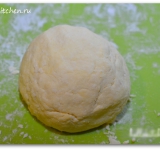 Добавляем муку и соль, перемешиваем и выкладываем тесто на просыпанную мукой рабочую поверхность, быстро скатывая его в шар.