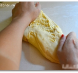 Выкладываем тесто на просыпанную мукой рабочую поверхность и выкатываем тесто. Чтобы тесто хорошо вымесилось, вытягиваем его, а затем снова скатываем в шар. Тесто должно получиться эластичным, поэтому вымешивать его надо достаточно долго 10-15 минут, тогда масса будет хорошо раскатываться.