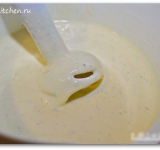 В миску добавляем рикотту и крем-чиз, перемешиваем массу до однородности, удобнее всего это делать погружным блендером.