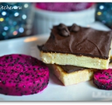 Нарезаем корж на порции и подаем к столу. Пирожные получаются нежно-творожными с легкой ноткой ванили и цитрусов. Приятного чаепития!
Cсылка на оригинальный рецепт: hellokitchen.ru/6608/tvorognoe-pirognoe/