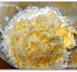 Трем на крупной терке сливочное масло к творогу, добавляем ванилин.