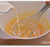 При постоянном помешивании теста, тонкой струйкой вливаем молочную смесь и вымешиваем до однородности.	