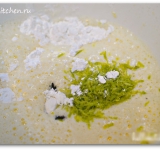 К массе добавляем крахмал, соль, ваниль по вкусу и цедру. Все хорошо перемешиваем.