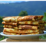 Обалденно вкусный и полезный завтрак готов. Из представленного количества ингредиентов получается 10-12 блинчиков. Готовые блины можно полить сгущенкой или медом и подавать к столу. Хороши эти блины и для пикника их удобно брать с собой и приятно кушать на природе. 
 
Cсылка на оригинальный рецепт:  hellokitchen.ru/6482/blinchiki-s-tvorogom/ 	