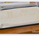 Противень застилаем пергаментной бумагой и выкладываем творожную массу. Ставим противень в предварительно разогретую духовку и выпекаем 45 минут, пока корж не подрумянится и не станет упругим.