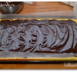 Равномерно распределяем глазурь на поверхности еще горячего коржа, остужаем до комнатной температуры и помещаем противень в холодильник минимум на 2 часа.