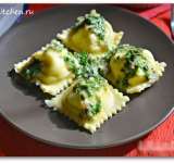 В кипящую воду добавляем по ст. ложке оливкового масла и соли и сразу засыпаем равиоли. Варим их 3-4 минуты, вынимаем из воды шумовкой, раскладываем по тарелкам и с соусом подаем к столу. Блюдо готово! Приятного аппетита!
Cсылка на оригинальный рецепт: hellokitchen.ru/6305/ravioli-s-kurinim-farshem/