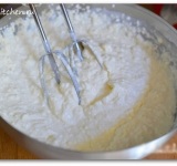 Рикотту, йогурт и мед взбиваем миксером до однородности.