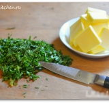 Измельчаем зелень, сливочное масло нарезаем на квадраты.