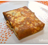 И заворачиваем блин конвертом. Поочередно выпекаем все блины.	