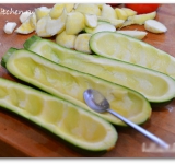 Цукини моем и разрезаем пополам. Аккуратно ложкой вынимаем мякоть, формируя, таким образом, 2 лодочки.	