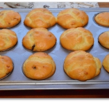 Вынимаем форму из духовки, достаем кексы из формочек.