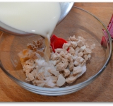 Нарезаем дрожжи небольшими кусочками и заливаем теплым молоком, добавляем щепотку сахара, хорошо перемешиваем и оставляем в сторону. Опара должна подняться. Очень важно добавить молоко именно теплое, не больше 40 градусов, иначе дрожжи погибнут и тесто не поднимется.