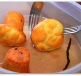 Окунаем кексы в сироп, даем хорошо пропитаться.