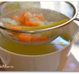 Через сито процеживаем бульон. Все что было в бульоне: (овощи, горошки перца, лавровый лист и сельдерей) выбрасываем.