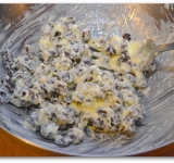 Взбиваем растаявшее сливочное масло, пока оно не станет воздушным, добавляем изюм, все хорошо перемешиваем.