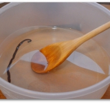 Варим сироп, для этого наливаем воду в кастрюлю, добавляем ванильный стручок, сахар, апельсиновую цедру по желанию. Варим сиром на малом огне пока не растворится сахар, при постоянном помешивании. Когда сахар растворится, варим сироп еще 4 минуты, не забываем помешивать и ни в коем случае не даем сиропу закипеть. Снимаем сироп с огня, заливаем в широкую емкость, остужаем и добавляем ром.