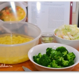 Чистим и кубиками нарезаем картофель, отвариваем брокколи.