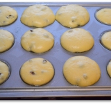 Ставим форму в теплое место и ждем, пока тесто вновь не поднимется. Отправляем форму в предварительно разогретую духовку на 35-40 минут, пока верхушки красиво не зарумянятся.