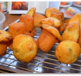 Готовые ромовые бабы перекладываем на решетку, чтобы они немного стекли.