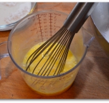 Яйца комнатной температуры слегка взбиваем.