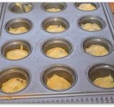 Вынимаем формочки из холодильника и на треть заполняем лунки тестом.