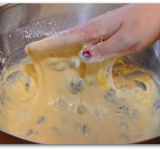 Ладонью вбиваем масло с изюмом в тесто шлёпающими движениями. Вбиваем его до тех пор, пока тесто не станет эластичное. Это может занять около 5 минут.