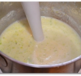 При помощи погружного блендера измельчаем суп в пюре.