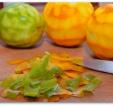 Острым ножом снимаем цедру с апельсинов и половины лимона. Снимать цедру необходимо аккуратно, чтобы не было белой части, которая придаст напитку горчинку.