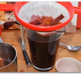 Процеживаем вино в кувшин и подаем к столу. Перед подачей можно снова немного подогреть глинтвейн, чтобы напиток был горячим.