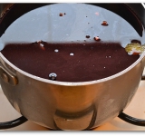 В кастрюле перемешиваем сахар, вино, корицу, гвоздику, цедру, щепотку мускатного ореха, сок двух апельсинов и половины лимона. На среднем огне нагреваем вино до 70-80 градусов, как только начнут появляться самые первые пузырьки, тут же снимаем кастрюлю с огня. Ни в коем случае не доводим до кипения, это испортит напиток. Накрываем кастрюлю крышкой, и даем настоятся вину 30 минут.