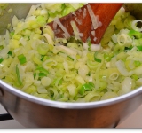 Слегка пассируем лук в сливочном масле до мягкости, нельзя поджаривать лук.