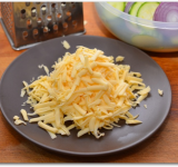 На крупной терке натираем сыр. Сыр можно брать по вкусу, любой твердости.	