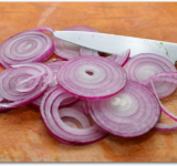 Полупрозрачными кольцами нарезаем лук.	