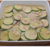 Получившеюся массу выкладываем в смазанную растительным маслом форму и выпекаем в предварительно разогретой духовке 35-45 минут.	