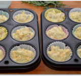 Наполняем лунки получившимся тестом. Рецепт рассчитан на 12 маффинов. Убираем форму в духовку на 20-25 минут, до подрумянивания маффинов.