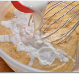 В широкую емкость переливаем взбитые яйца, добавляем муку и молоко, хорошо вымешиваем тесто до однородности.	