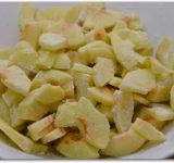 Хорошо обваливаем яблоки в муке, добавляем их в тесто и перемешиваем массу, можно даже руками.