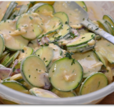 В тесто добавляем лук и цуккини, хорошо перемешиваем. Может показаться, что теста мало, а цуккини много, но все хорошо перемешается. По желанию можно добавить листики тимьяна, что придаст блюду аромат.	