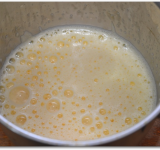 В глубокой узкой ёмкости взбиваем яйца в густую, пышную пену, как для бисквита. Я обычно взбиваю в двух литровой кастрюльке, она высокая и узкая, то что надо.	