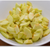 Ставим разогреваться духовку. В это время яблоки чистим от кожуры, извлекаем сердцевину и нарезаем на небольшие дольки. Яблоко сбрызгиваем лимонным соком, чтобы они не потемнели, перемешиваем и оставляем в сторону.