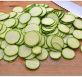 Цуккини моем и нарезаем тонкими кружочками.	