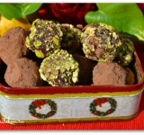 Убираем десерт в холодильник до окончательного застывания и подаем к столу. Срок хранения конфет в холодильнике не больше 2-3 дней, но обычно они заканчиваются гораздо раньше! Приятно вам полакомится!
Cсылка на оригинальный рецепт: hellokitchen.ru/4040/chokoladnie-trufeli/