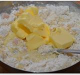 Аккуратно перемешиваем массу и добавляем слегка взбитое сливочное масло.