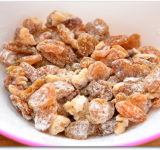 Перемешиваем изюм и орехи, обваливаем их в муке, добавляем в тесто и хорошо вымешиваем.